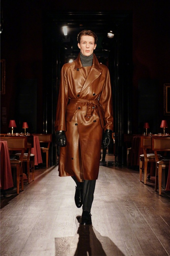 胡兵亮相伦敦时装周穿上dunhill2024秋冬系列皮风衣