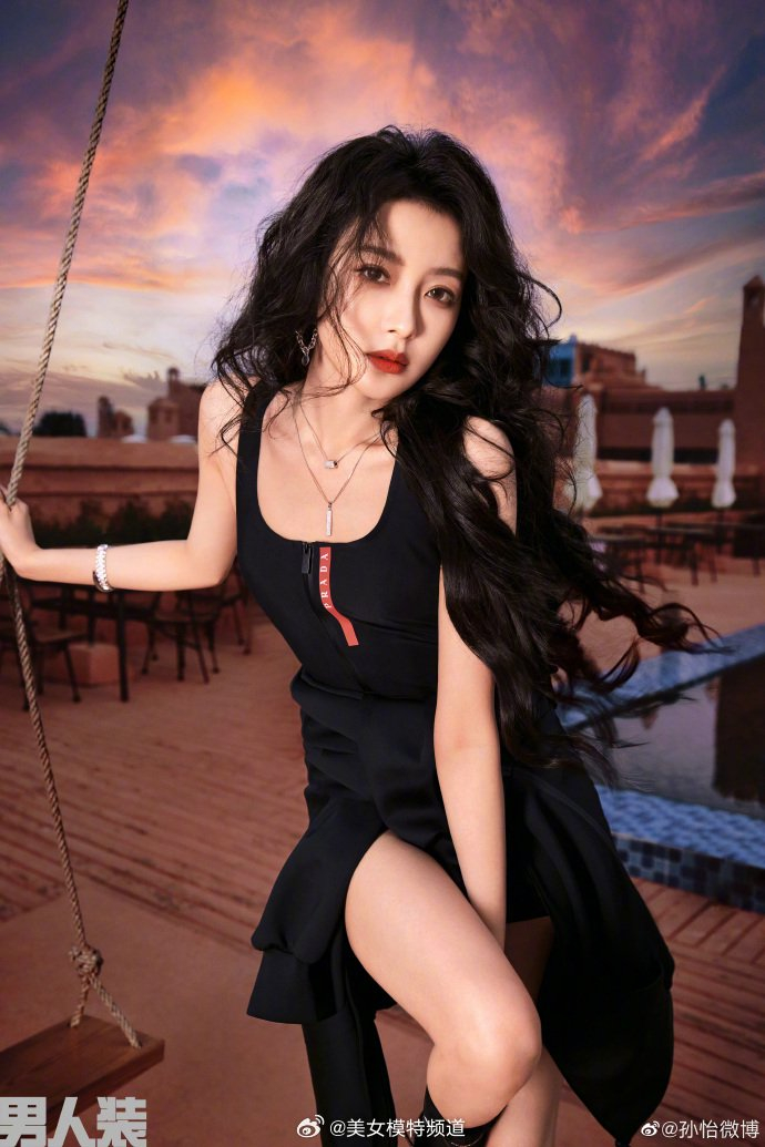 孙怡穿镂空长裙拍男人装黑卷发配红唇风情万种