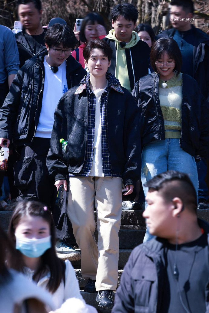 不得不说魏大勋和格子衫的适配度真的好高