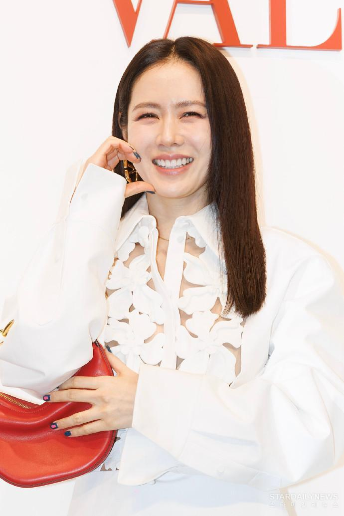 韩国知名女星职场妈妈孙艺珍靓丽回归颜值身材俱佳被称赞