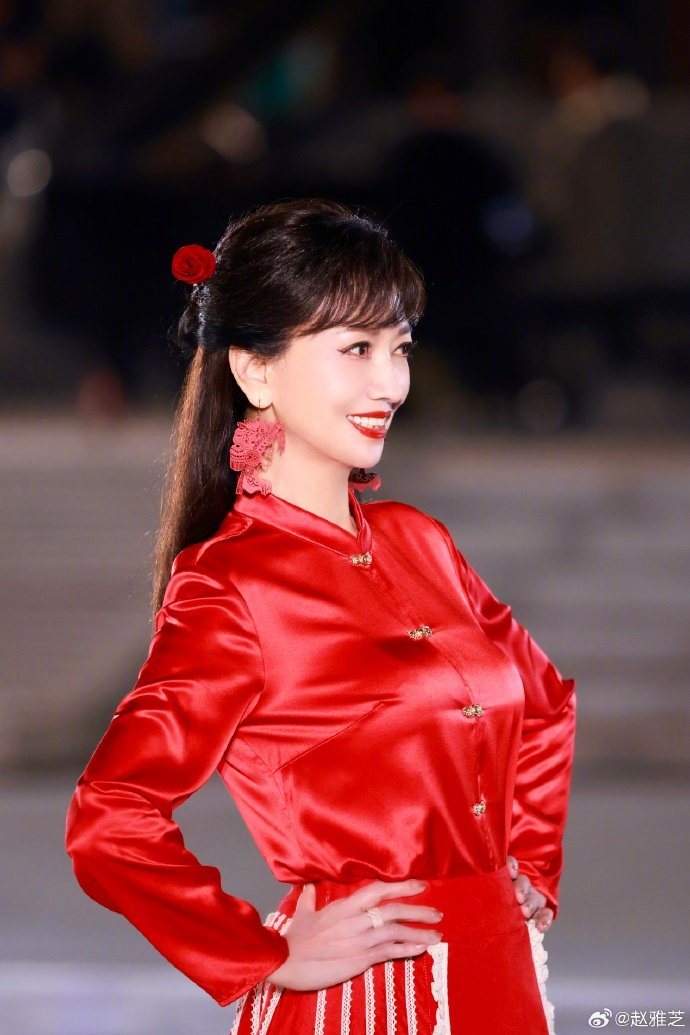 国风之美永不过时70岁白娘子赵雅芝一袭红色马面裙亮相优雅大方