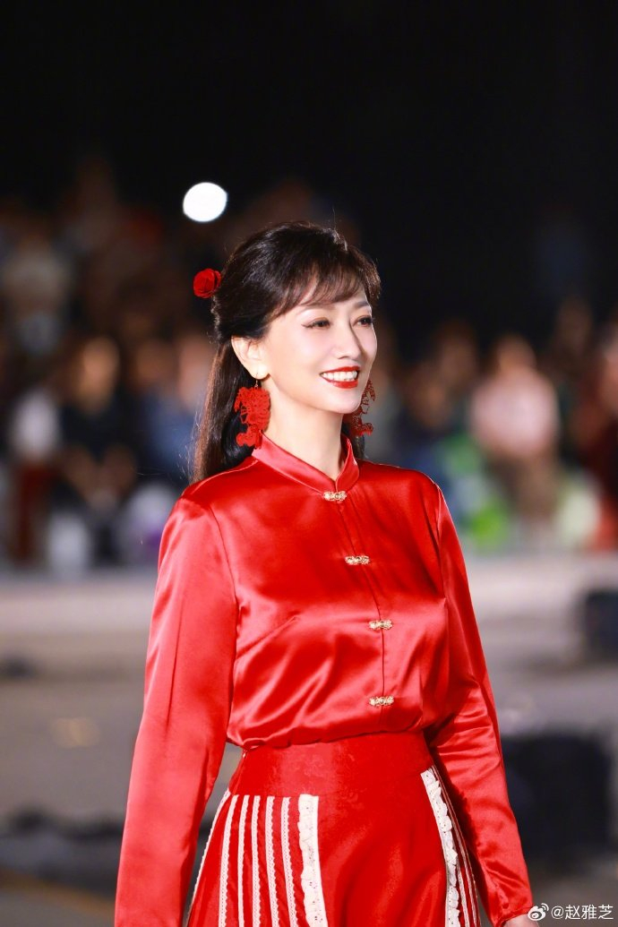 国风之美永不过时70岁白娘子赵雅芝一袭红色马面裙亮相优雅大方
