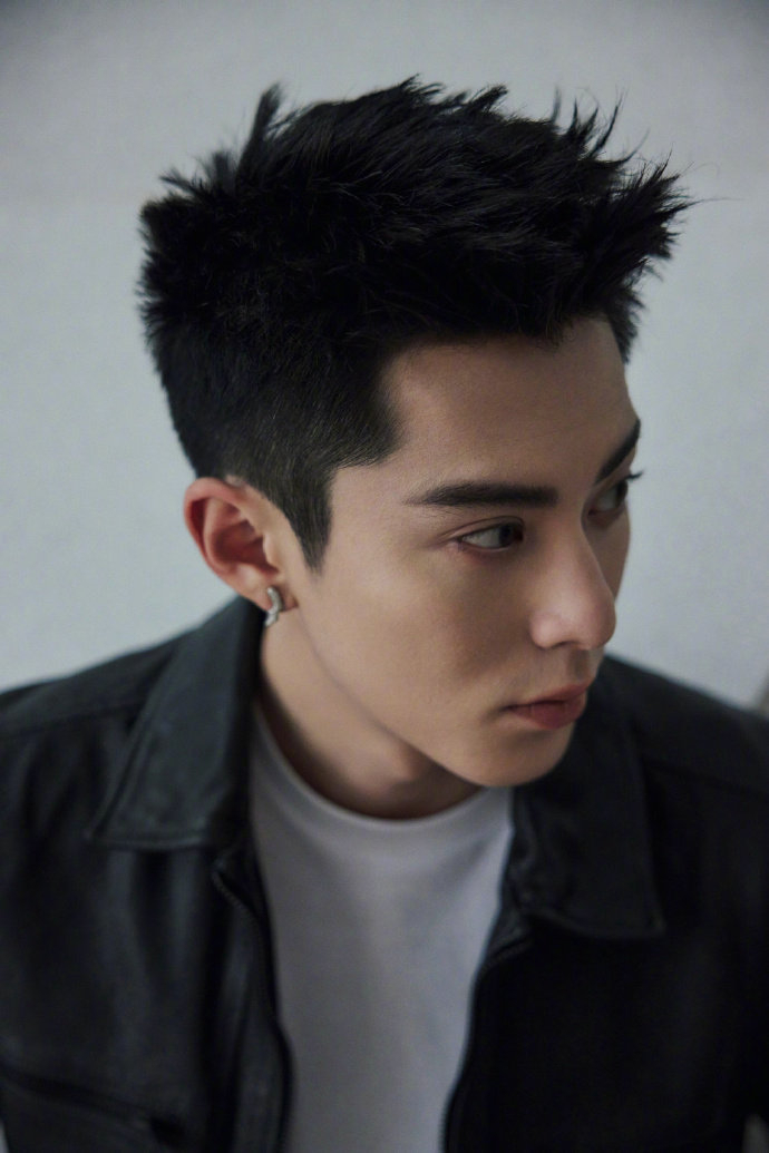 老天王鹤棣这脸也太绝了黑色短发跟之前的金色长发气质完全不一样