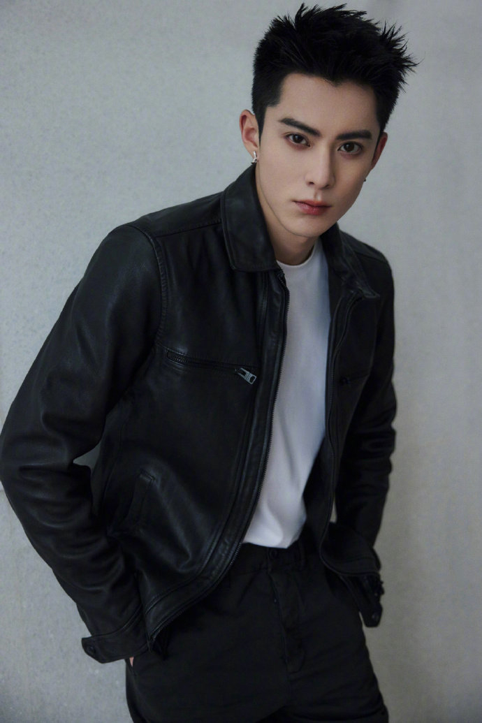 老天王鹤棣这脸也太绝了黑色短发跟之前的金色长发气质完全不一样