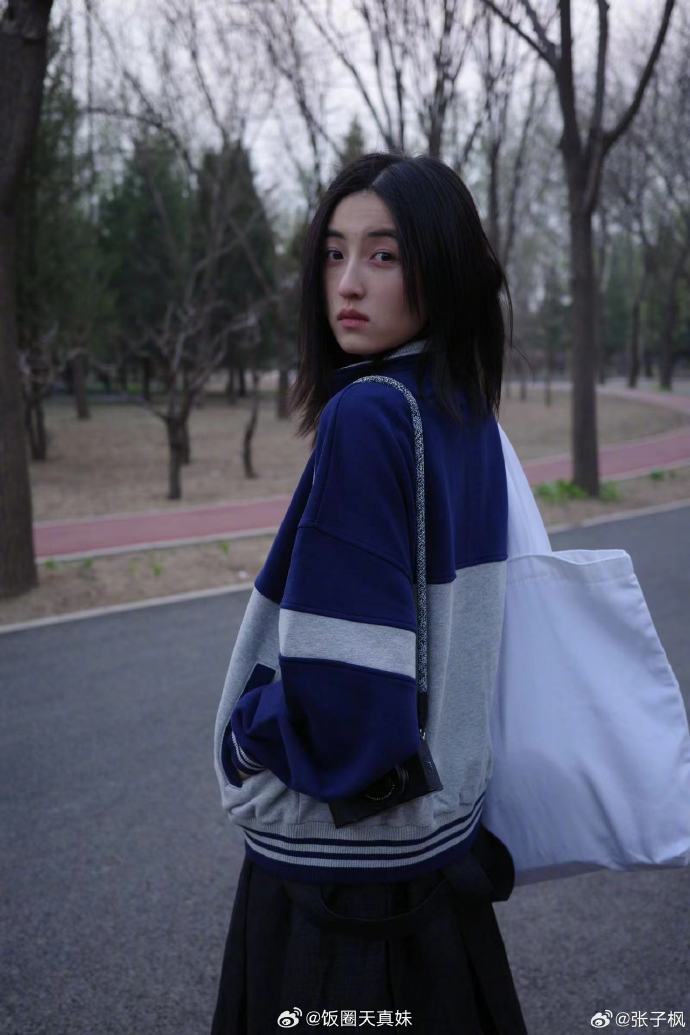 有网友发现北电毕业照没有张子枫,答辩拍照也没有她