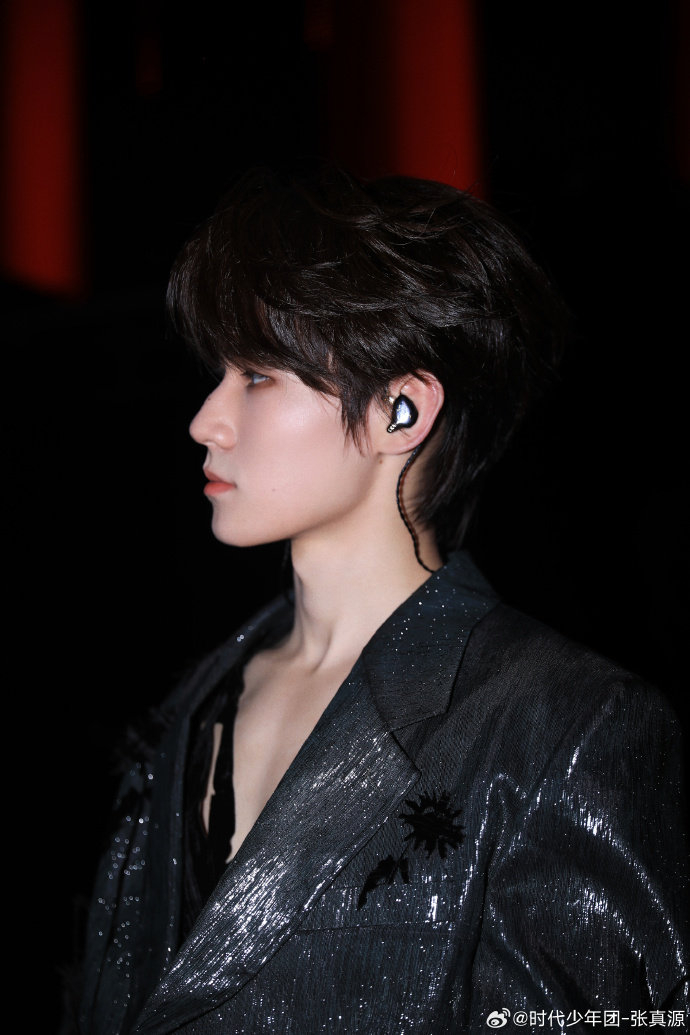 张真源晒白发顺毛自拍,这么快就发了白发自拍