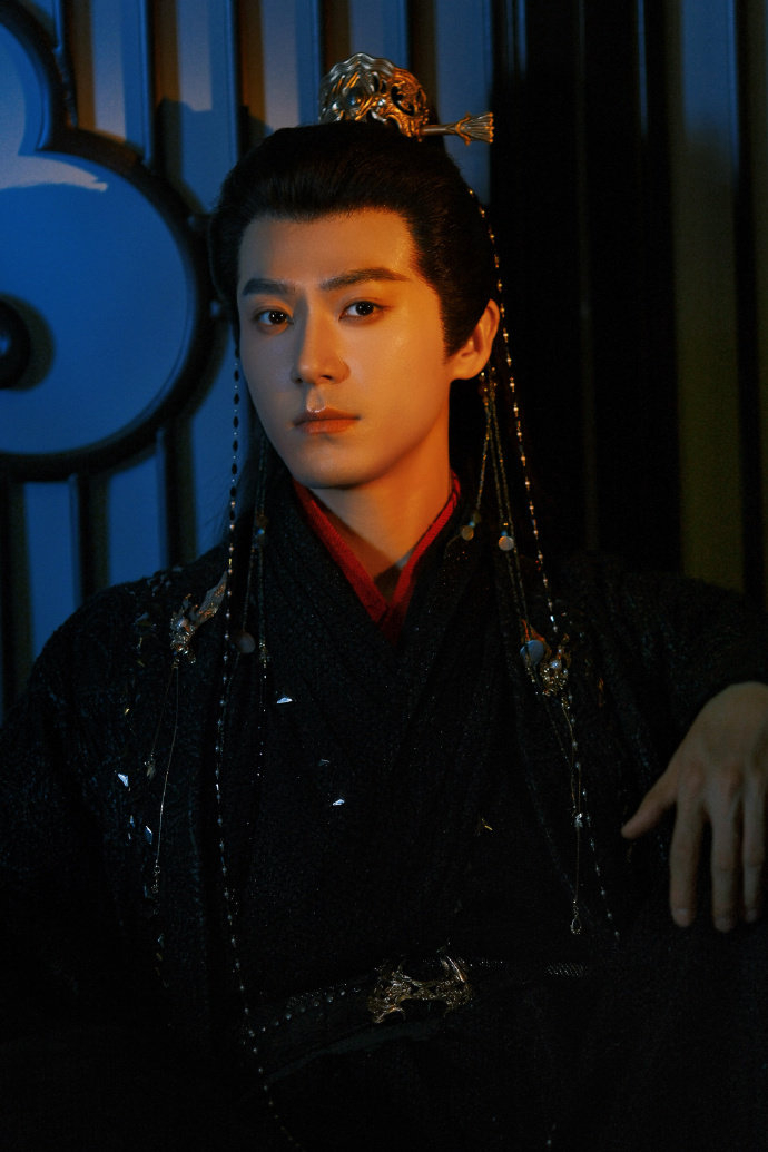 茅子俊于长乐曲展疯批魅力,惊艳四座,白衣黑罗刹,反差感拉满