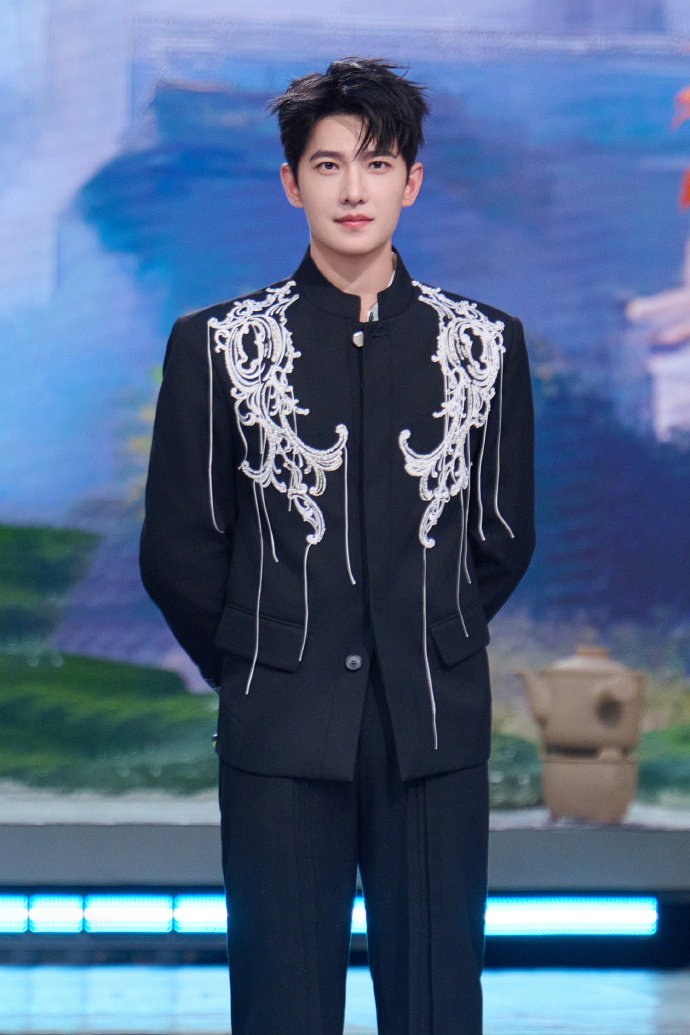 杨洋两套西装造型帅气亮相综艺现场