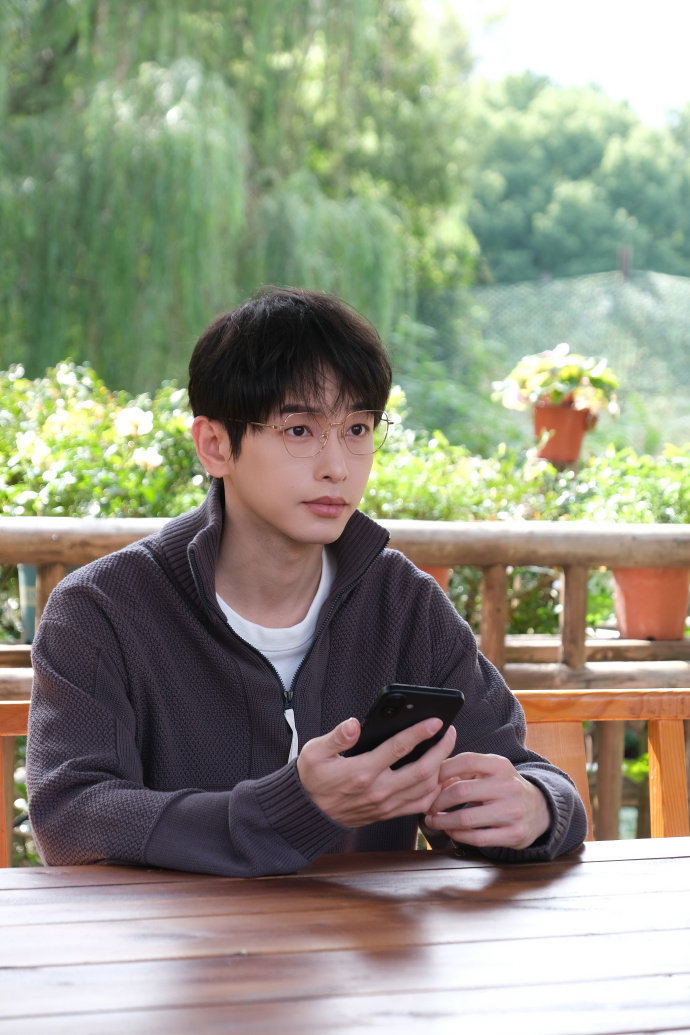 彭昱畅日系书卷气写真尽显文雅慵懒