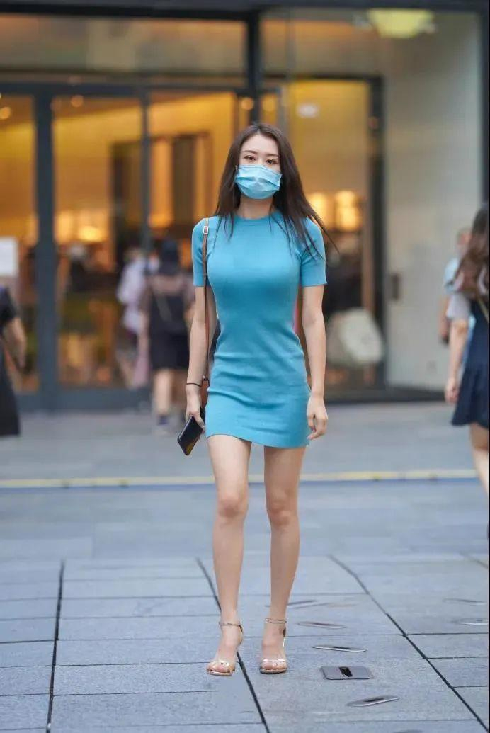 时尚女士展现完美身材短袖包臀裙搭配高跟鞋引领流行潮流