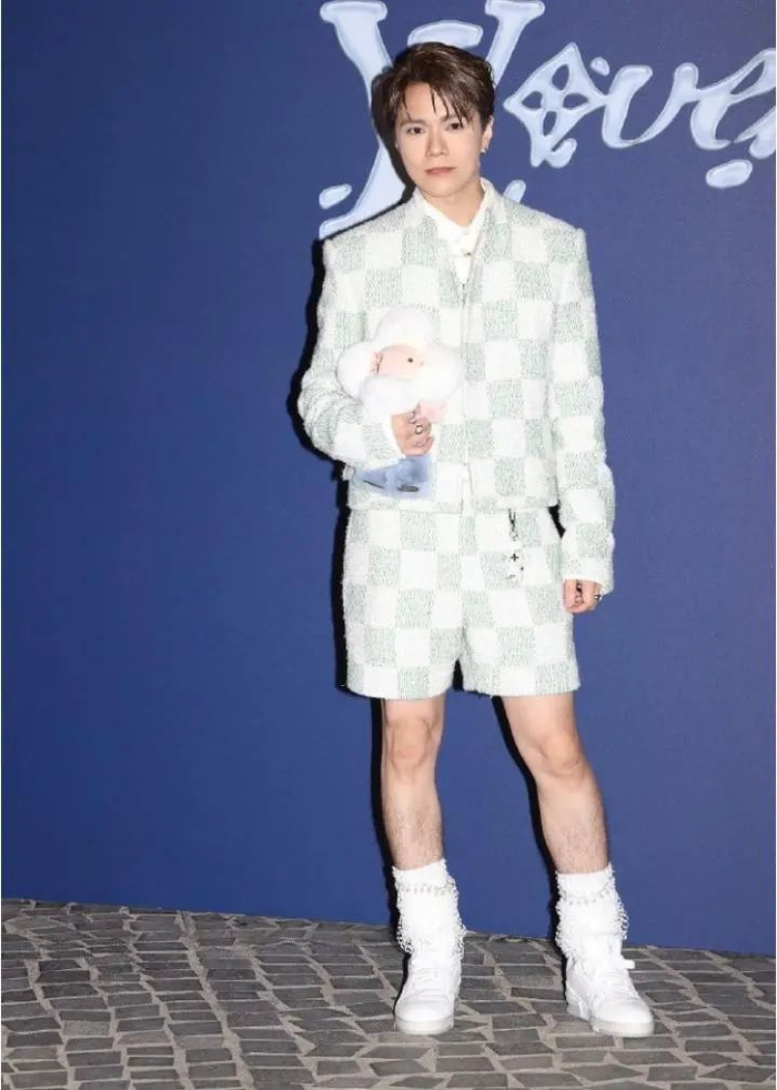 lv大会朱一龙露腿毛的裙子宋仲基的白袜女童鞋让人消受不起