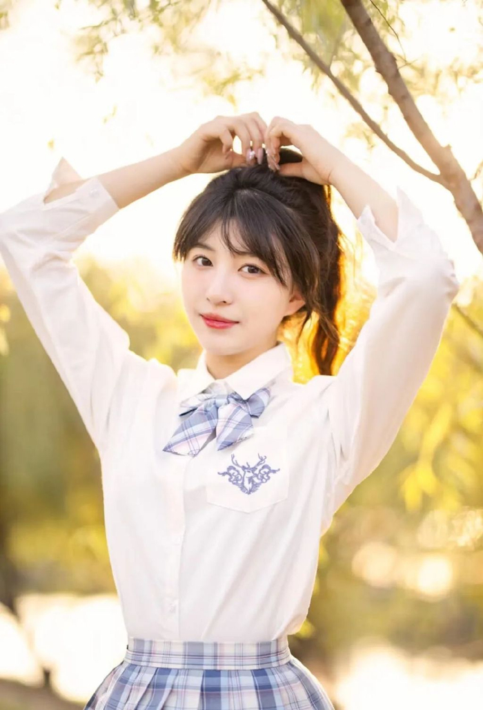 简约又大方自然的拍照姿势,单人照这么拍,照片真的美