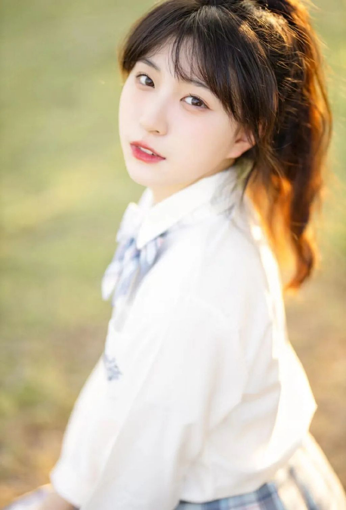 简约又大方自然的拍照姿势,单人照这么拍,照片真的美