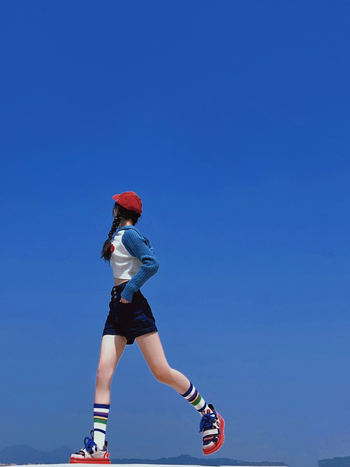 辣妹拍照姿势天空广角张力拍照pose