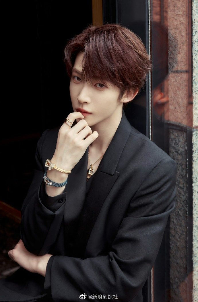 刘宇今日活动造型大片纯黑西装造型搭配精致配饰