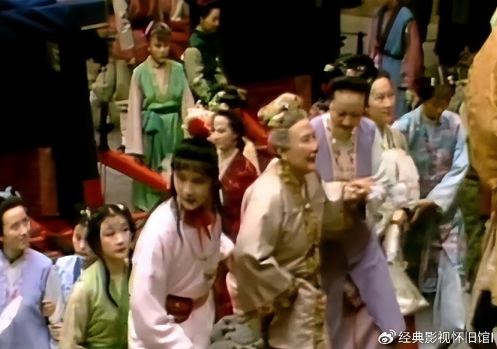 红楼梦:同样是贾母坐轿子,87版雍容华贵,新版像精细鬼接老干娘|西游记|清虚观|画风|明明|衣衫_新浪新闻