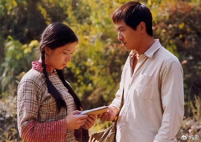 演员郭晓东带妻儿回山东老家陪母亲过年,破房子抢眼