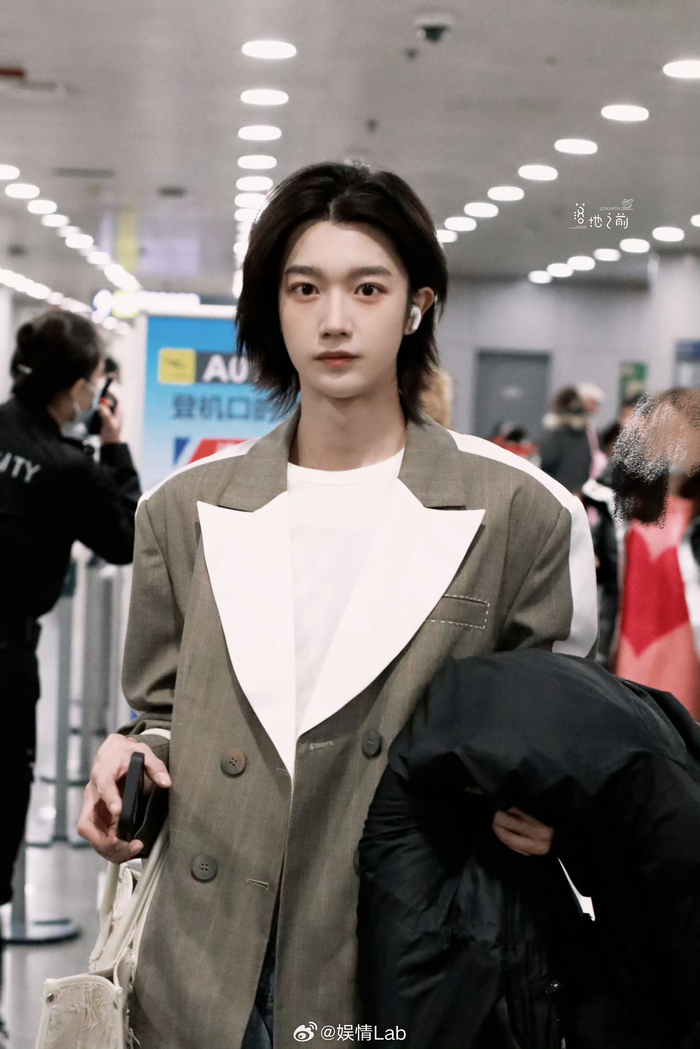 logo好像还在机场跟粉丝说"期待更多惊喜",一整个迫不及待了今日份