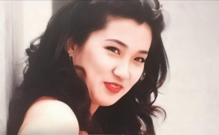 与张铁林相恋3年，未婚生女的侯俊杰，如今怎样了？