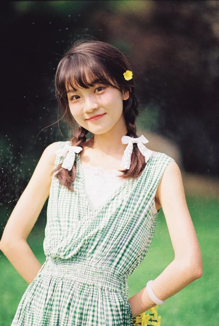 可以让自己把手藏在背后,配合俏皮微笑的表情,这样看起来很自然可爱