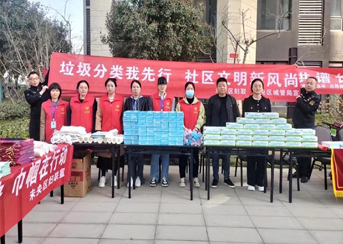 活动现场通过悬挂主题横幅,设立垃圾分类知识展板,发放垃圾分类倡议书