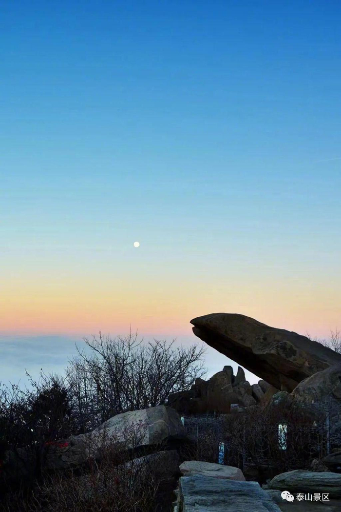 泰山云海景观再现茫茫云海宛如仙境