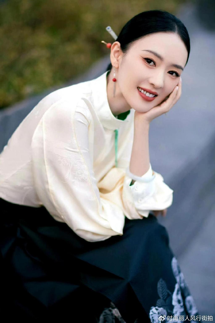 vouge晚宴大花全缺席!安娜穿成五花肉镇场,明星穿国产扳回一城