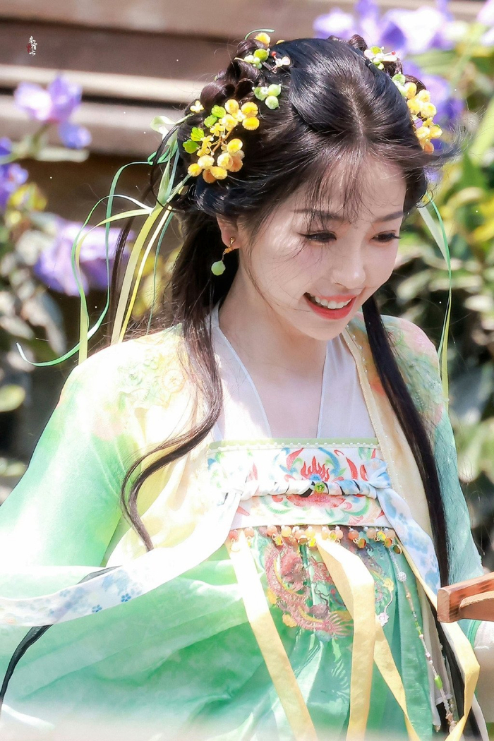 想看虞书欣什么时候演个落地古偶 可以可爱也可以端庄温柔,古装好美啊