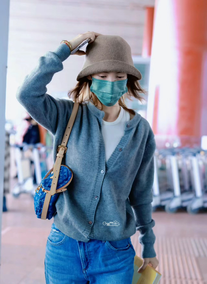 金晨今日份穿搭灰色开衫搭配牛仔裤休闲又时尚