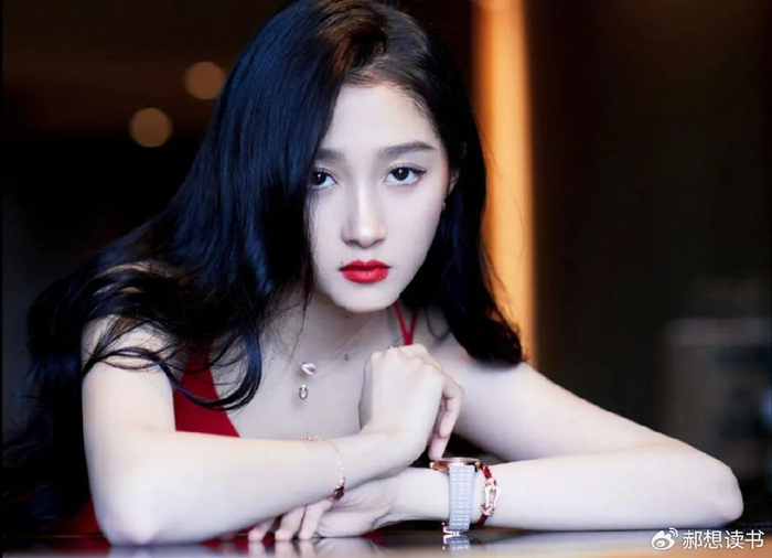 关晓彤戛纳走红毯秀妩媚,鹿晗开工街头呕吐,傻狍子太不让人省心