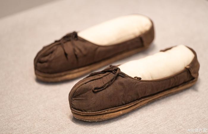 常州博物馆收藏的宋代深褐色绢鞋,常州市天宁区周塘桥南宋纪年墓出土
