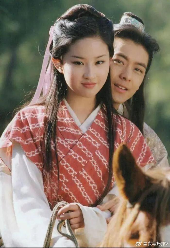 然后在2004年,刘亦菲和胡歌合作《仙剑奇侠传1》