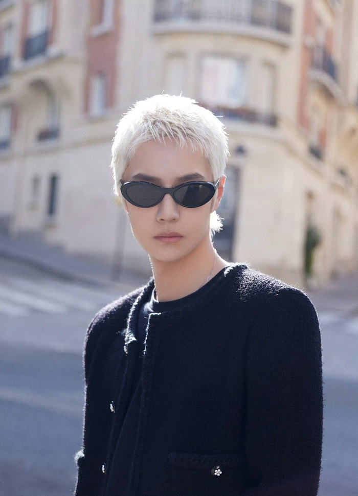 王一博巴黎时装周街拍大片来袭！_财经头条