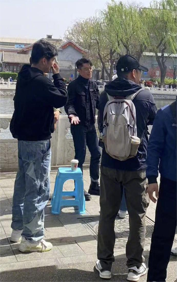 有网友在什刹海偶遇霍建华拍摄来看看路人镜头下的帅哥状态如何