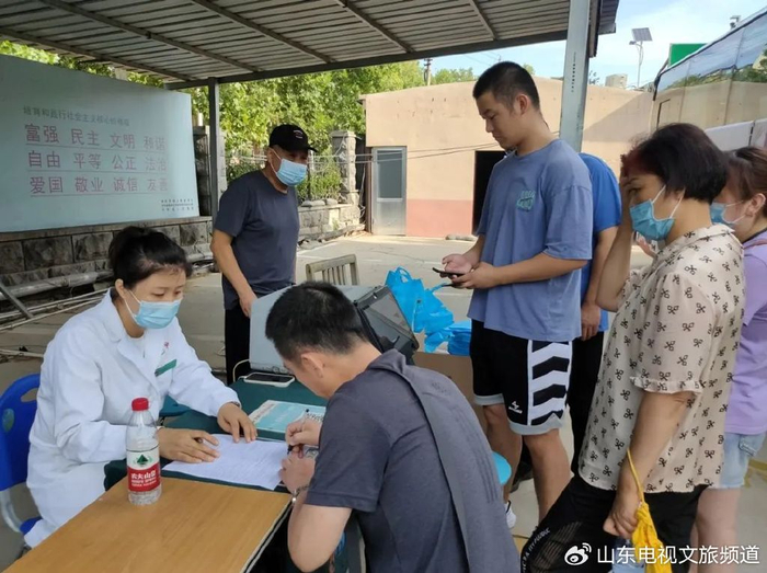 平阴县红十字会,副会长李恒国和医院领导一早便来到