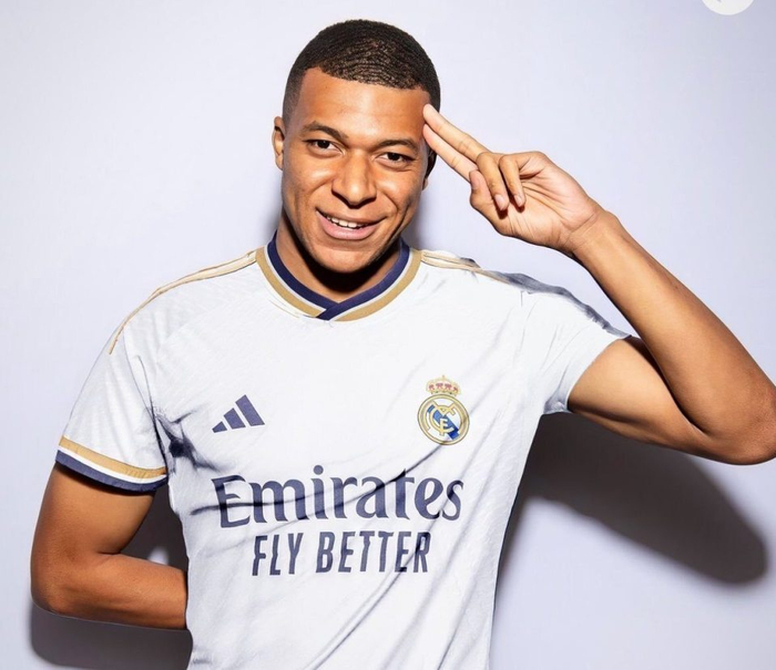 姆总来了曝姆巴佩已与皇马签约降薪一半签约5年穿10号