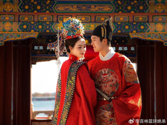 王蔷身高1米72,有着很高的颜值,她凤冠霞帔,穿上很喜庆的中式婚服,再