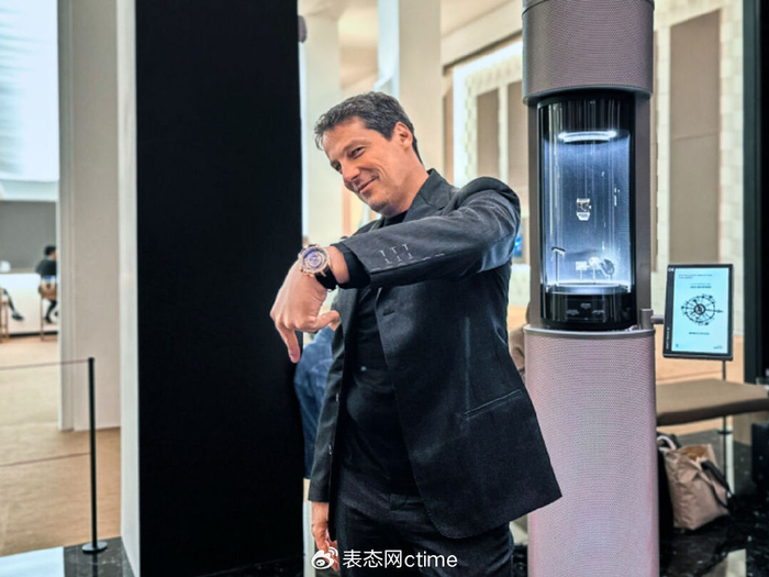 就像sympathie 万年历腕表,它的星期和日历都是逆跳式