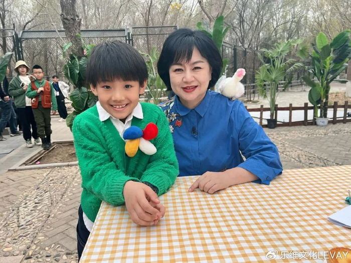 黄炜哥哥乐维素质偶像吴俊辰(左一)傅思婷(右一)与小鹿姐姐乐维素质