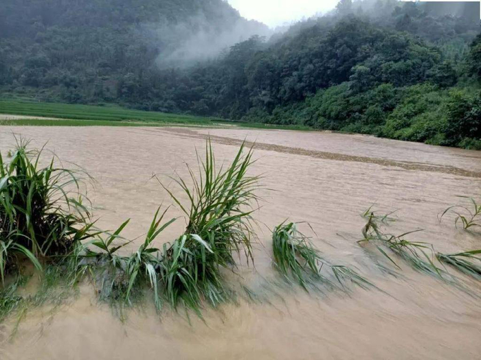 西北现特大洪水长江中下游干旱地面开裂中国降雨带真北移了
