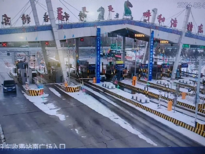 呼和浩特东收费站双向入口封闭g6京藏高速:因天气原因,白彦花收费照 