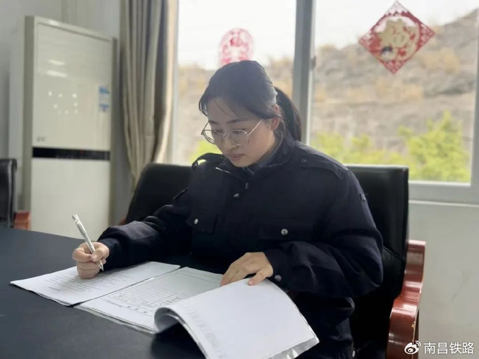 职业:地勤机械师单位:福州动车段身高:180年龄:27姓名:张禄祺丈夫职业