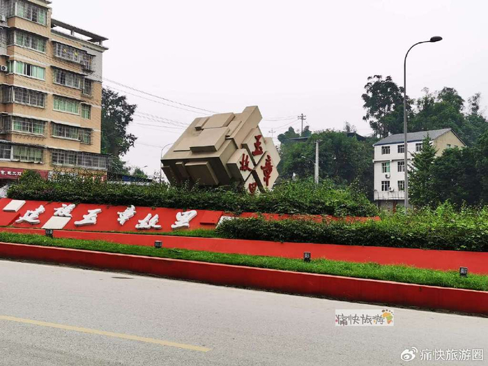 古时在场边小溪上修有石礅桥,桥矮遇洪水易淹没.