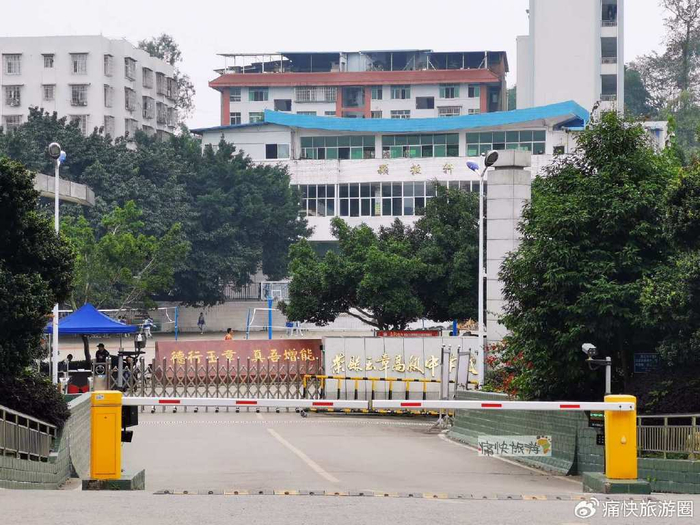 双石中心卫生院与玉章中学隔路相望主街公路穿场而过,前方连接g348