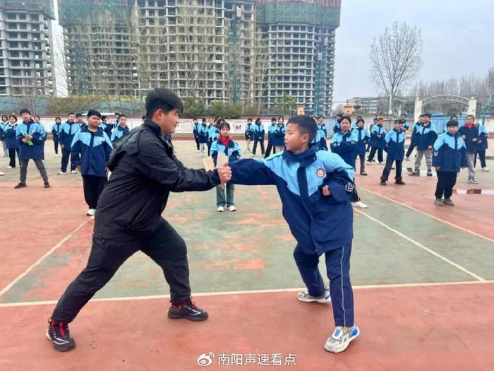 随后,在专业的热身运动后,武术操教学开始了,学生们全神贯注,认真跟练