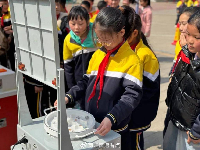 教室内,一堂别开生面的太空科普课让孩子们注目凝思,引起无限遐想