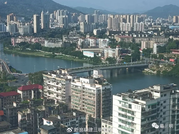 5月9日,三元区城管局工作人员对位于东新二路满园春的某家锅包肉店铺