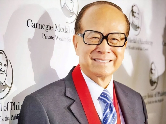 福布斯更新香港富豪榜李嘉诚第一甘比老公第六何超琼第22名