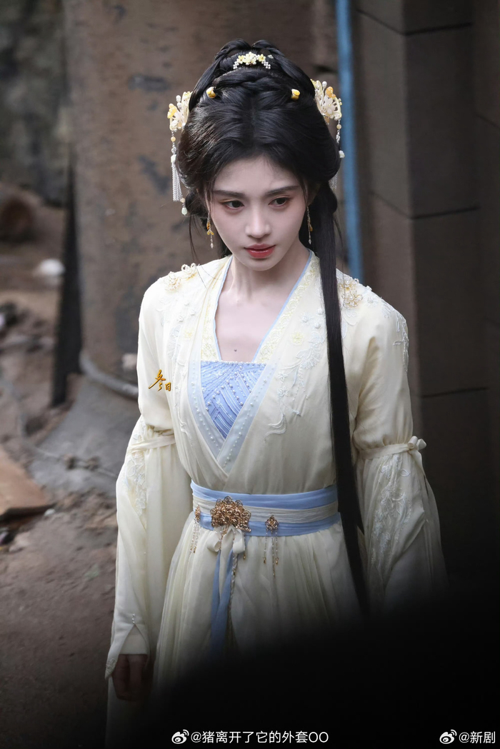 姜黎非路透图来了,黄裙造型好清新,我命运般的老婆 67鞠婧祎《千香