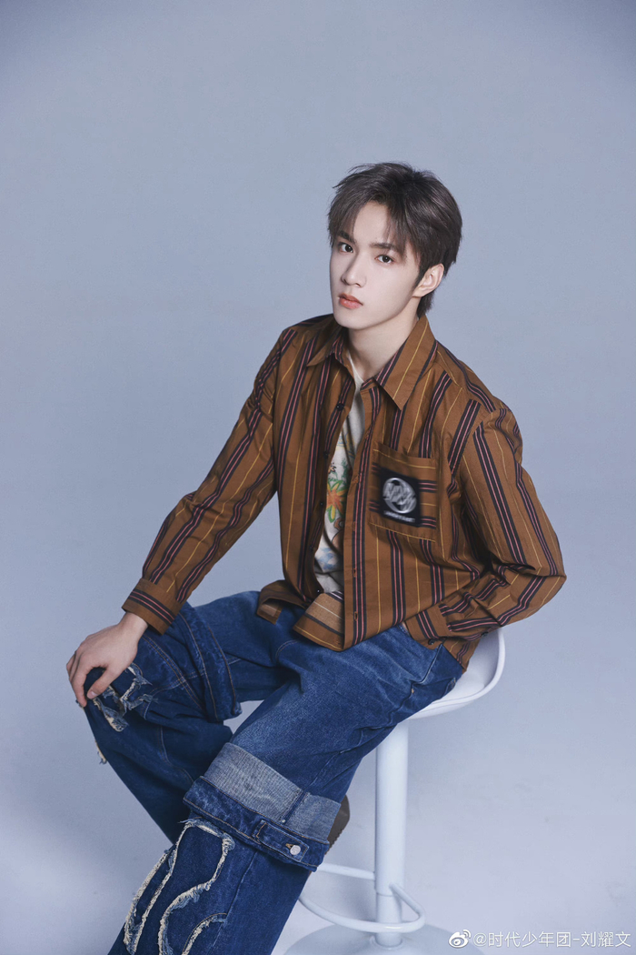 刘耀文主打一个反季节穿搭六宫格随拍
